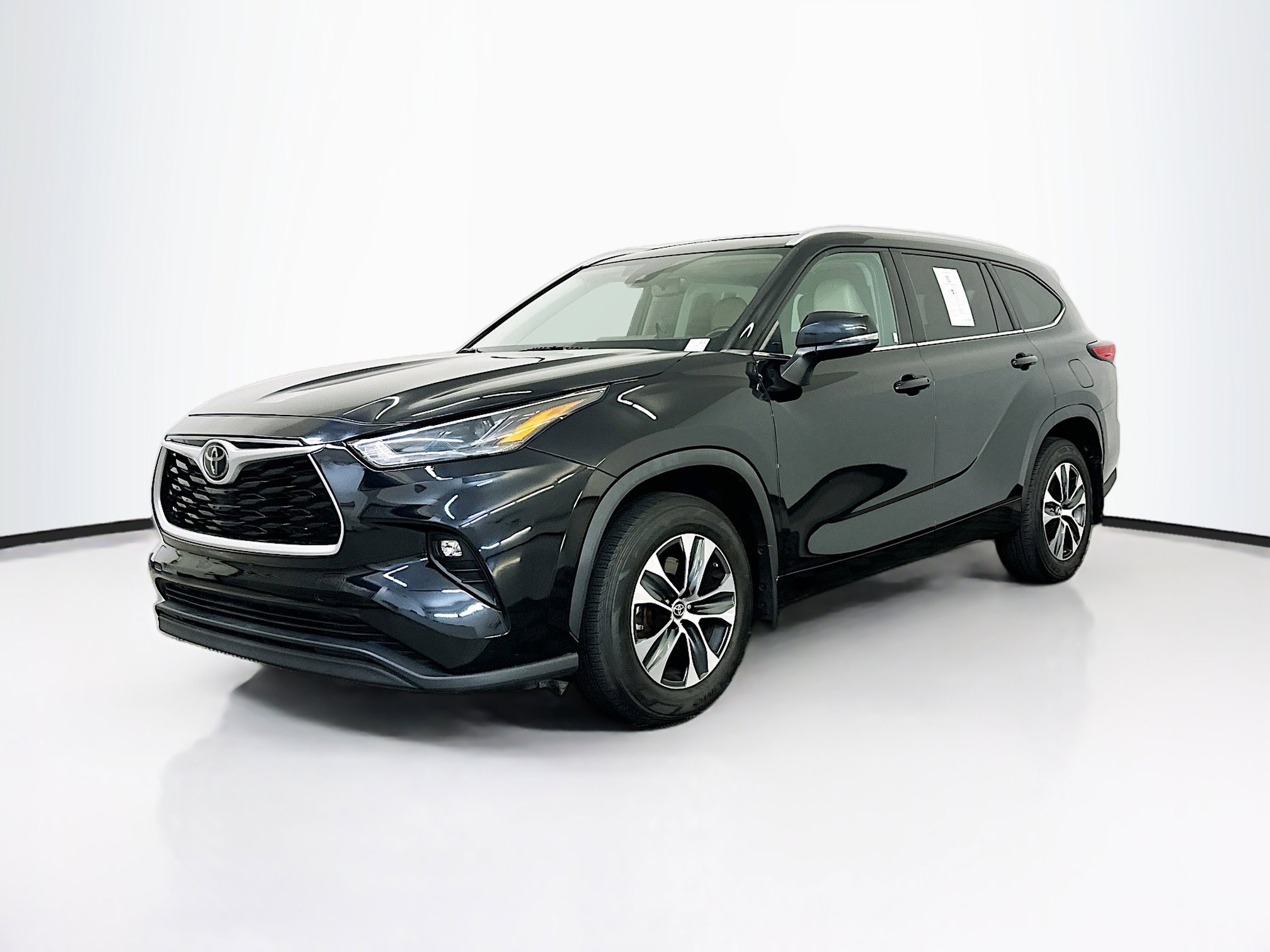 Used 2023 Toyota Highlander XLE image 3