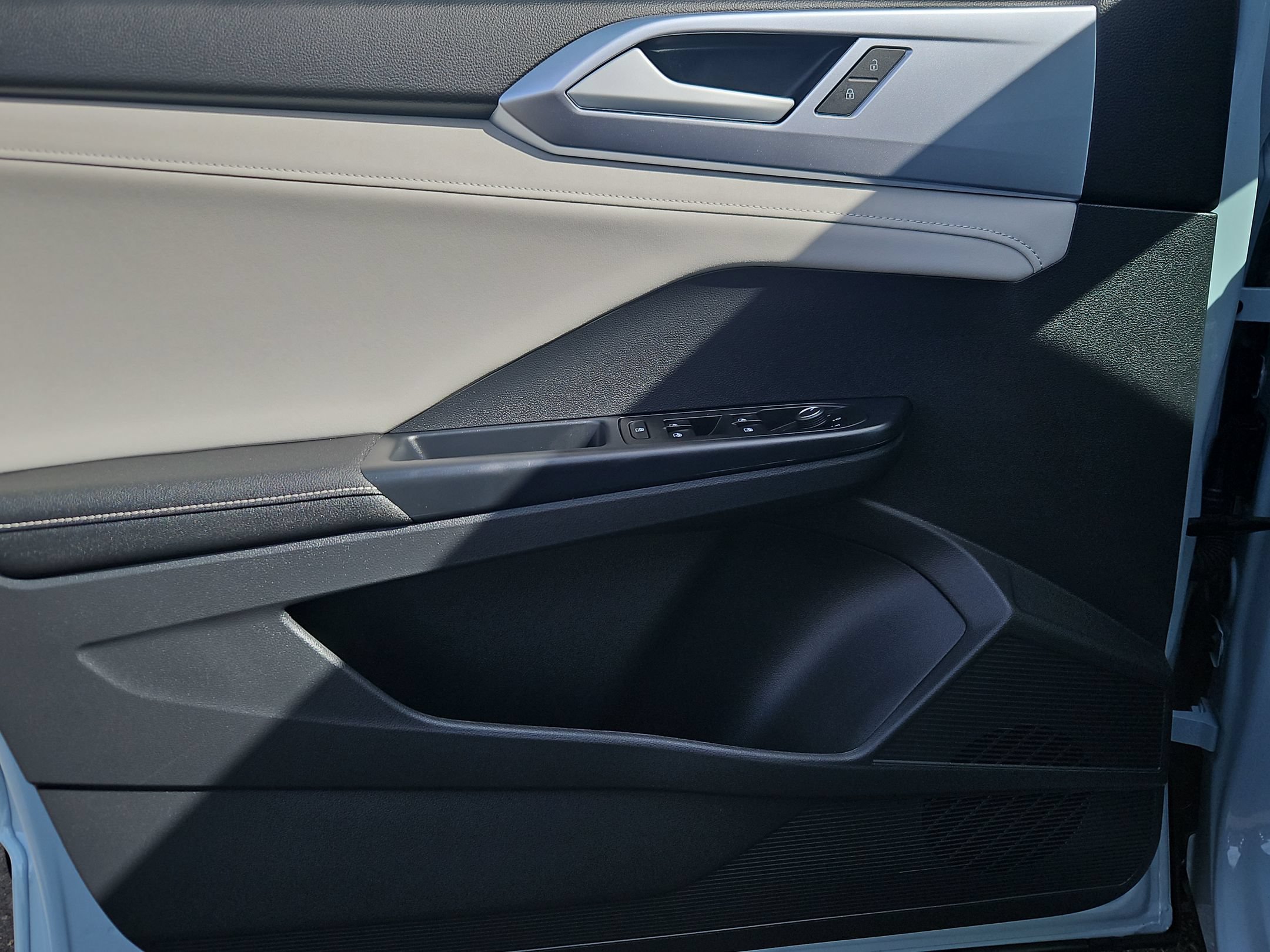 Used 2025 Volkswagen Taos SE w/ Panoramic Sunroof Package AWD/4WD image 9