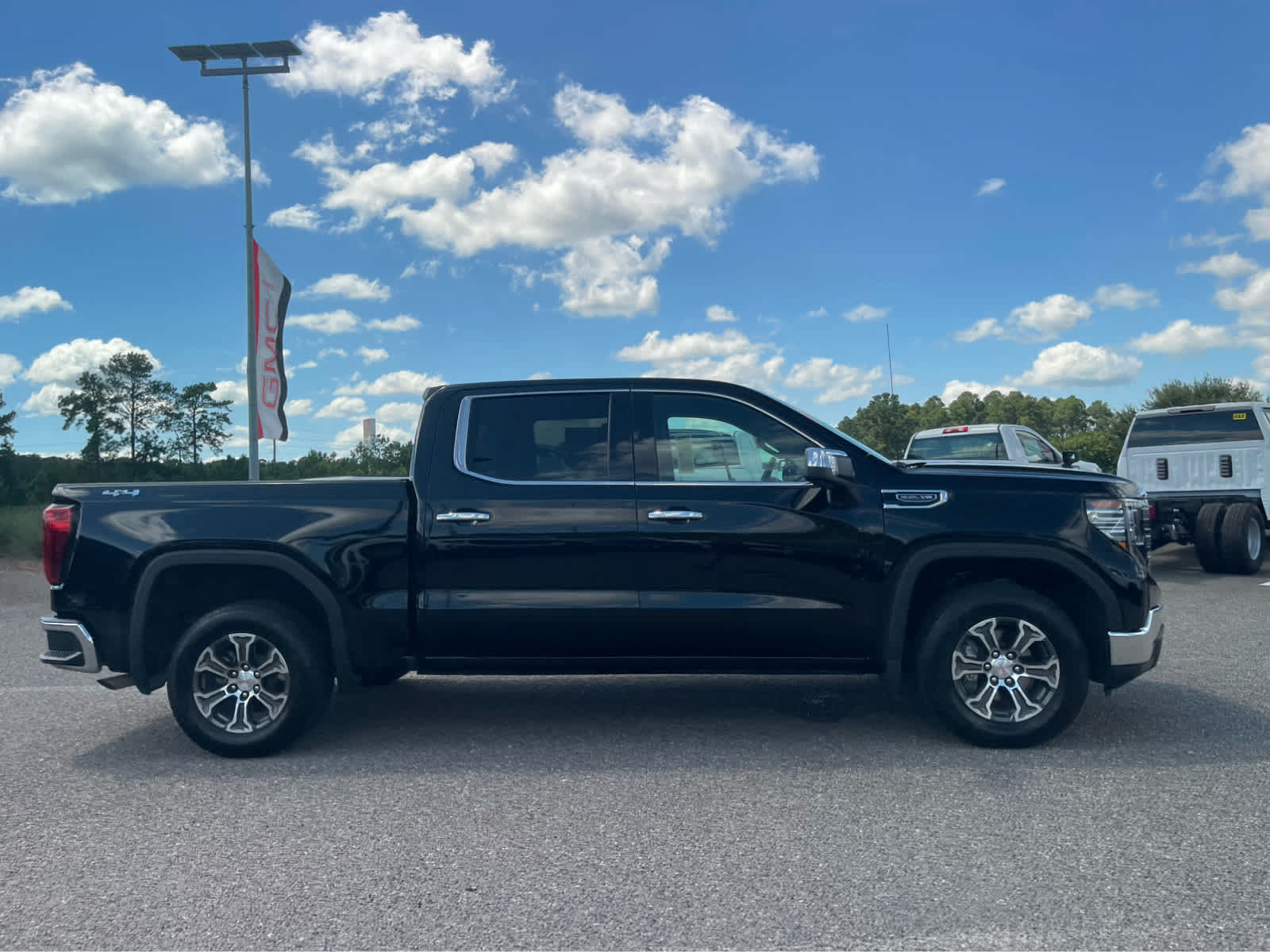 Used 2025 GMC Sierra 1500 SLT AWD/4WD image 4