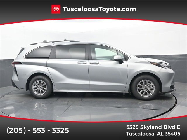 Used 2025 Toyota Sienna LE image 1