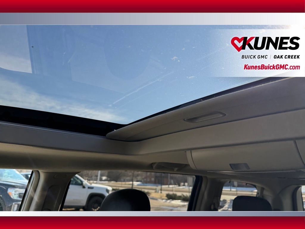 Used 2016 Chrysler Town & Country Touring-L image 20