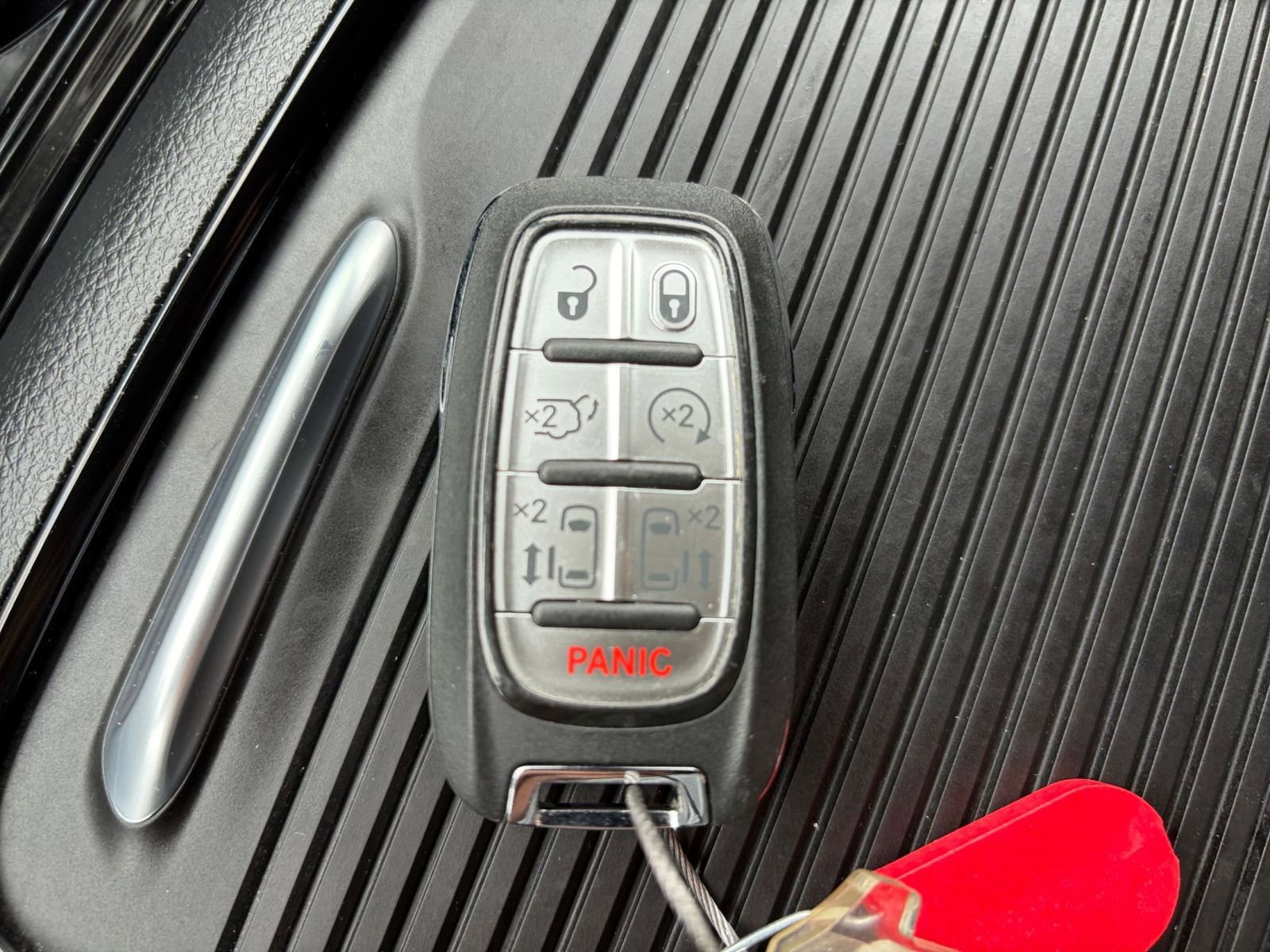 Used 2025 Chrysler Pacifica Limited image 21