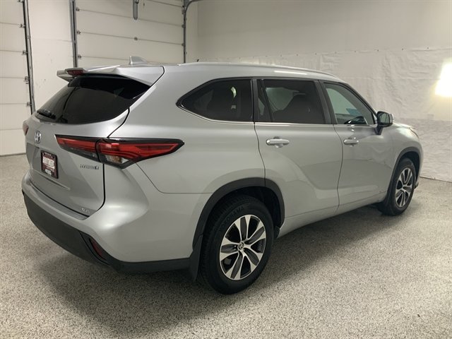 Used 2023 Toyota Highlander XLE AWD/4WD image 4