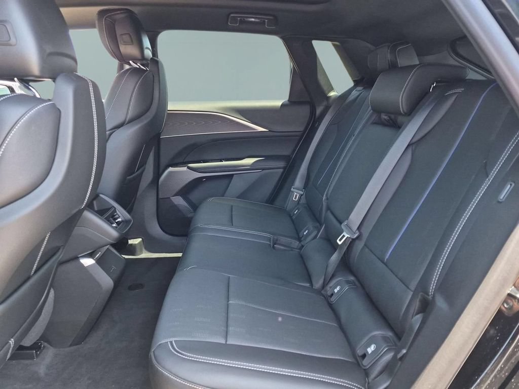 New 2026 Cadillac Lyriq Luxury AWD/4WD image 24