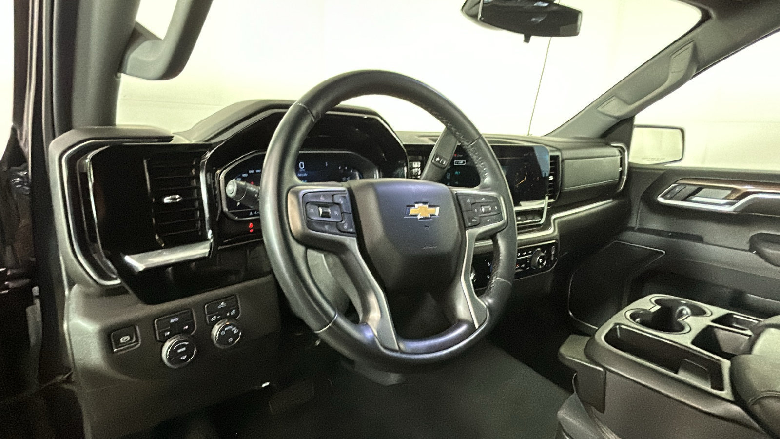 Used 2024 Chevrolet Silverado 1500 LT AWD/4WD image 16
