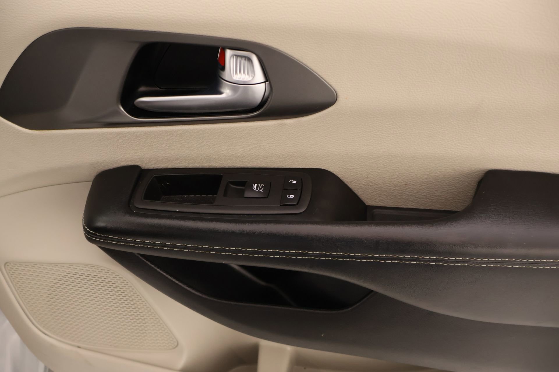 Used 2022 Chrysler Pacifica Touring-L image 17