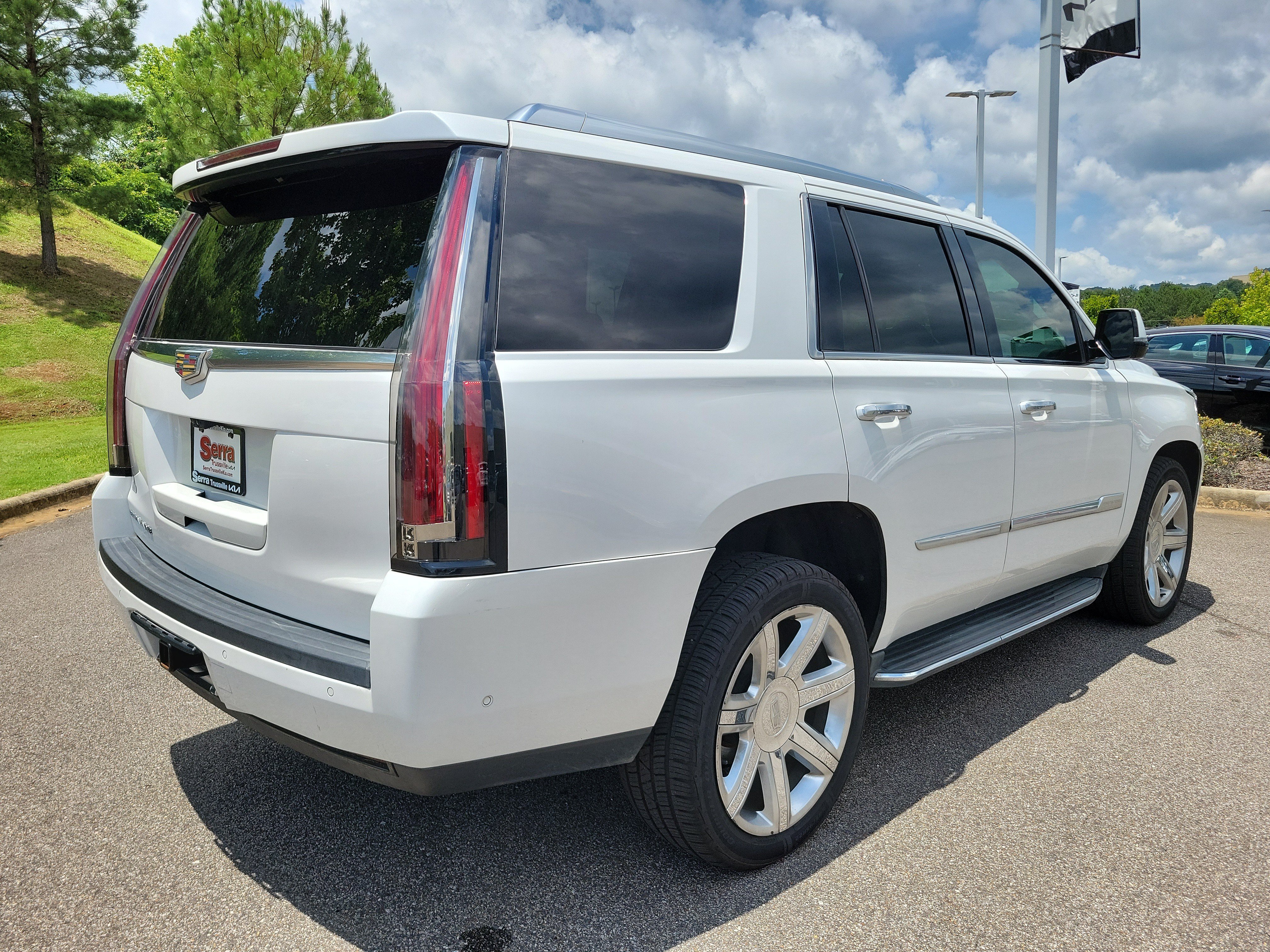 Used 2018 Cadillac Escalade Luxury AWD/4WD image 5