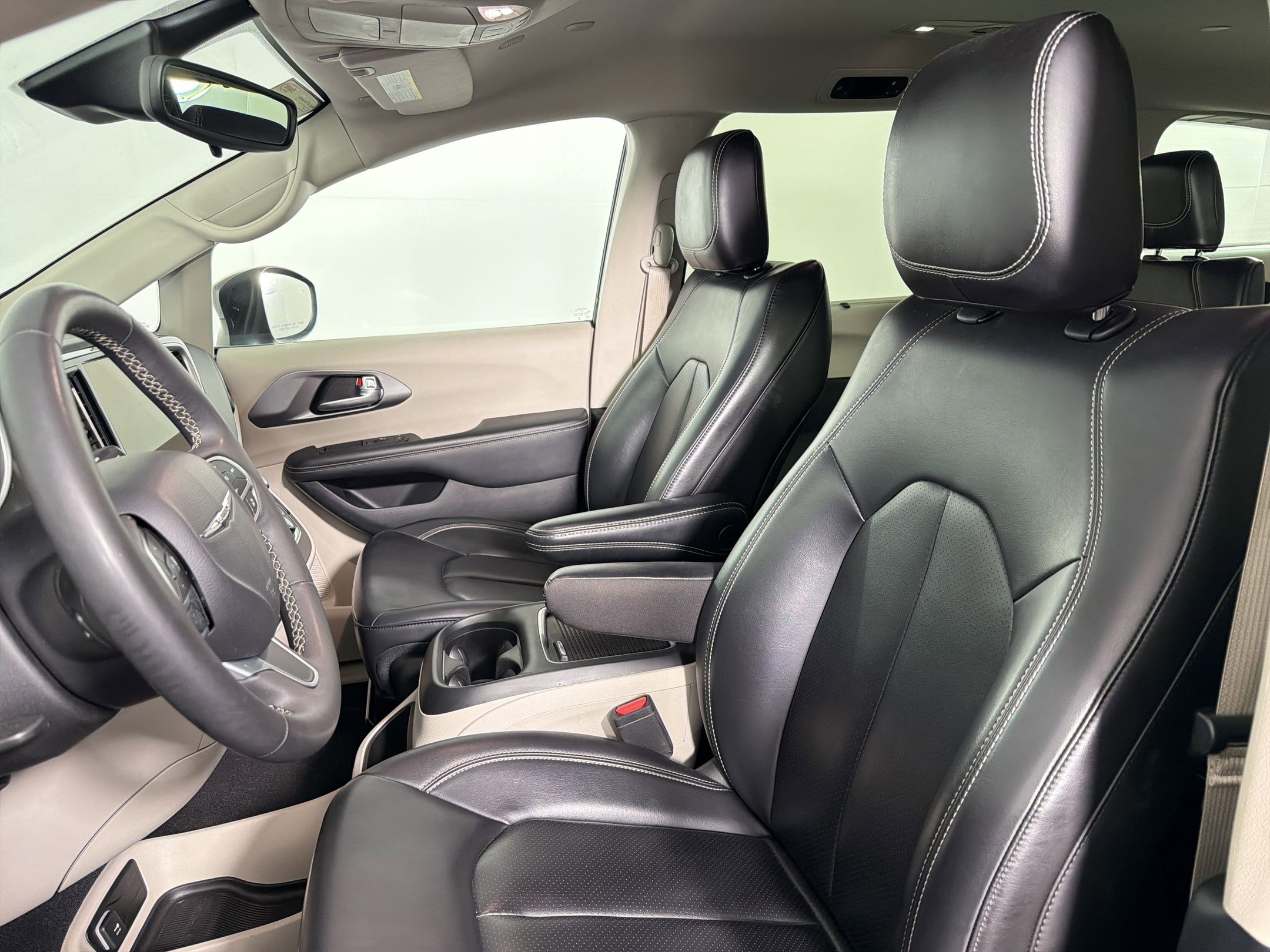Used 2023 Chrysler Pacifica Touring-L FWD image 12