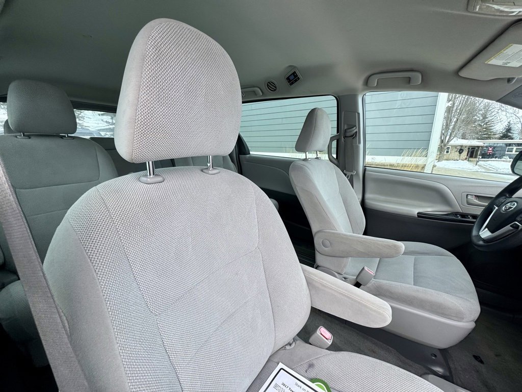 Used 2017 Toyota Sienna L image 18