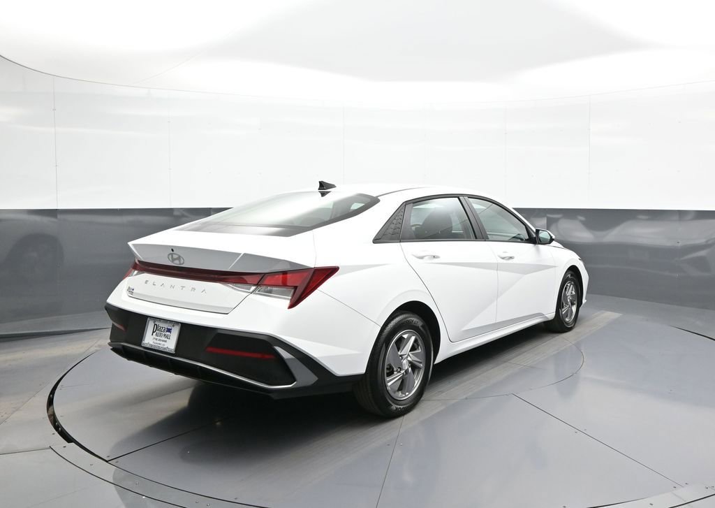 Certified 2025 Hyundai Elantra SE image 6