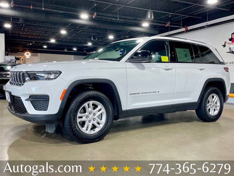 Used 2023 Jeep Grand Cherokee Laredo image 1