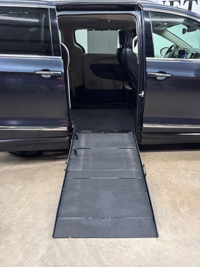 Used 2020 Chrysler Pacifica Touring-L image 1