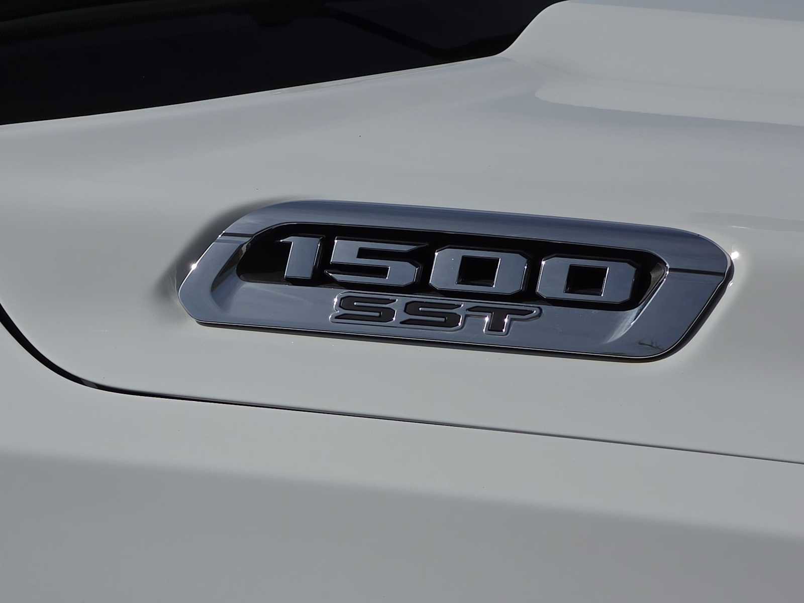 Used 2025 RAM 1500 Laramie w/ Advanced Safety Group II AWD/4WD image 11