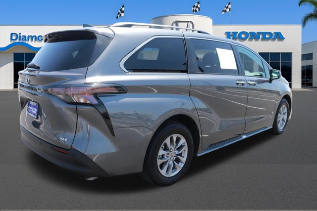 Used 2025 Toyota Sienna XLE FWD image 8