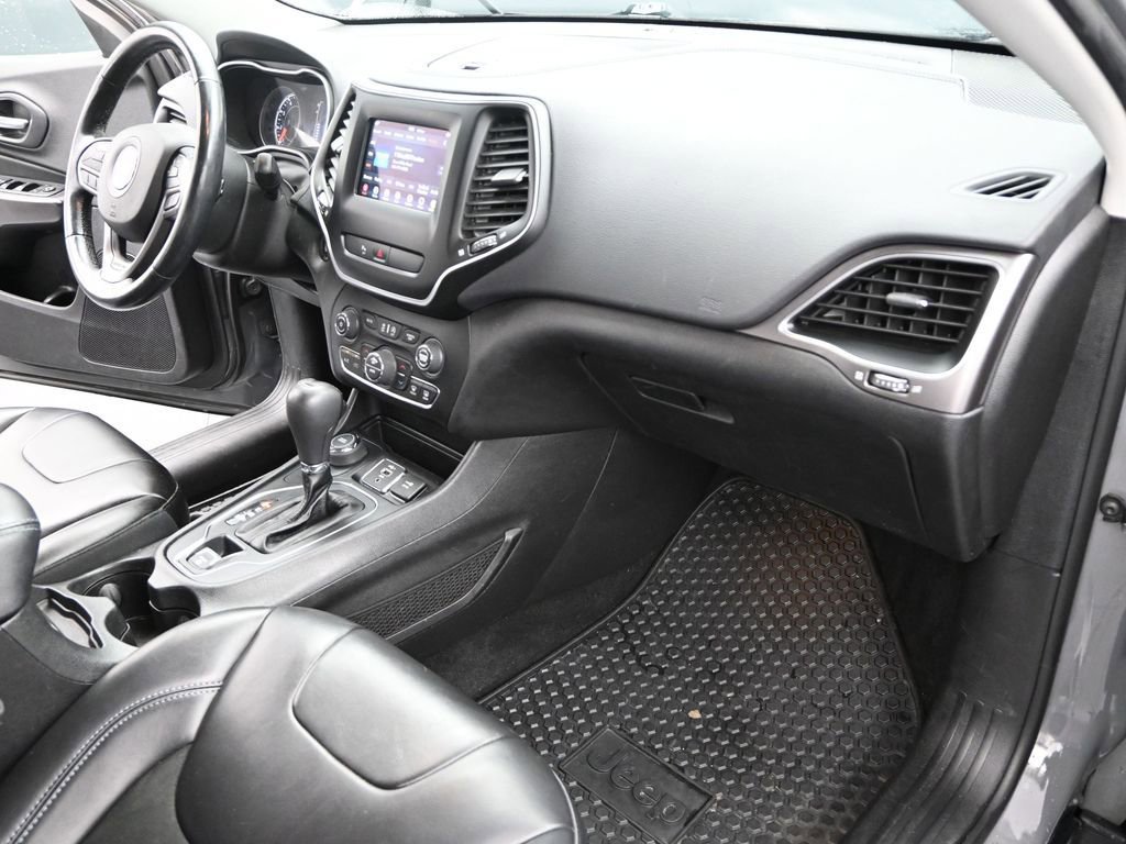 Used 2020 Jeep Cherokee Latitude Plus w/ Comfort/Convenience Group image 24