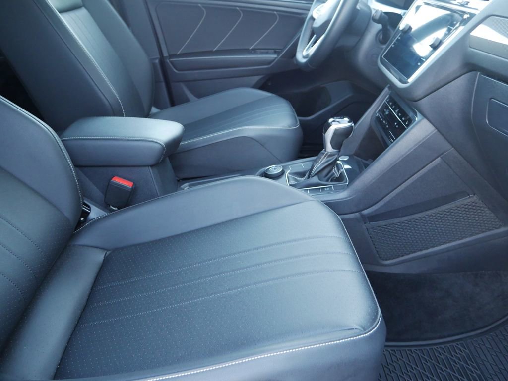 Used 2023 Volkswagen Tiguan SE R-Line image 27