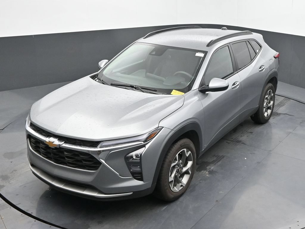 Used 2025 Chevrolet Trax LT FWD image 30