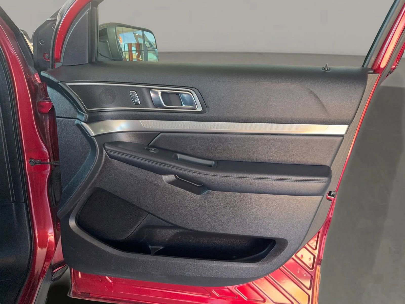 Used 2018 Ford Explorer XLT w/ Equipment Group 201A image 18