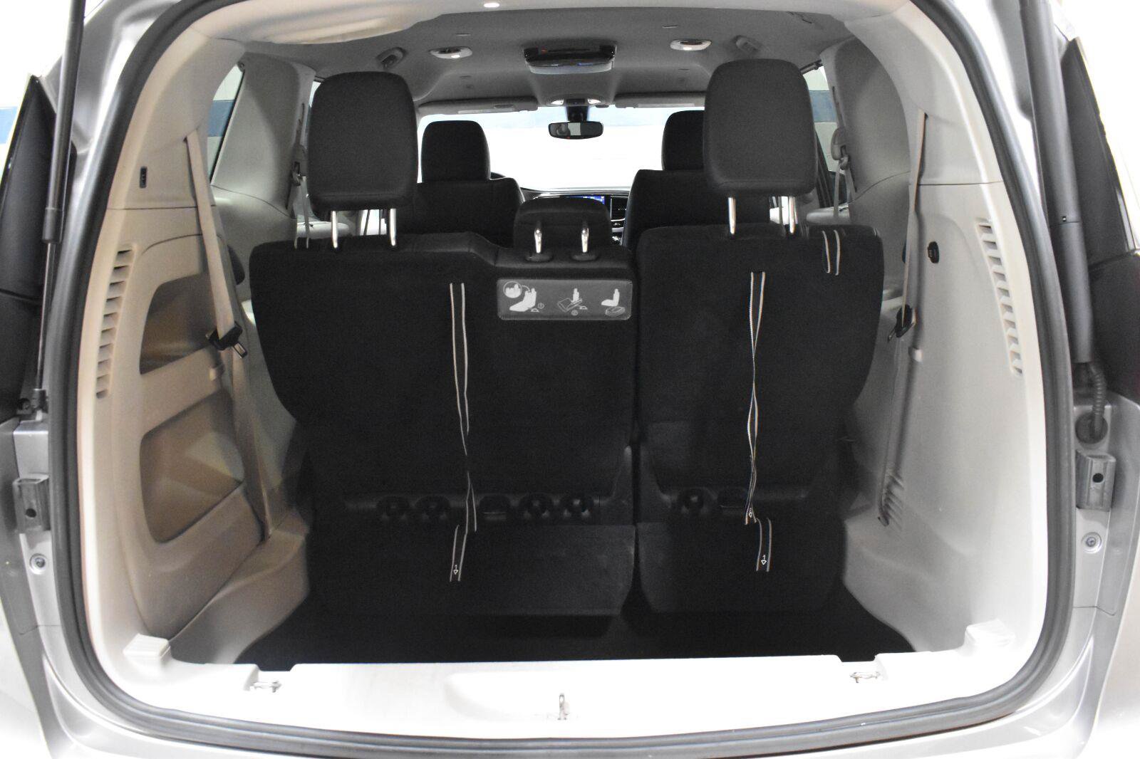 Used 2018 Chrysler Pacifica Touring-L FWD image 24