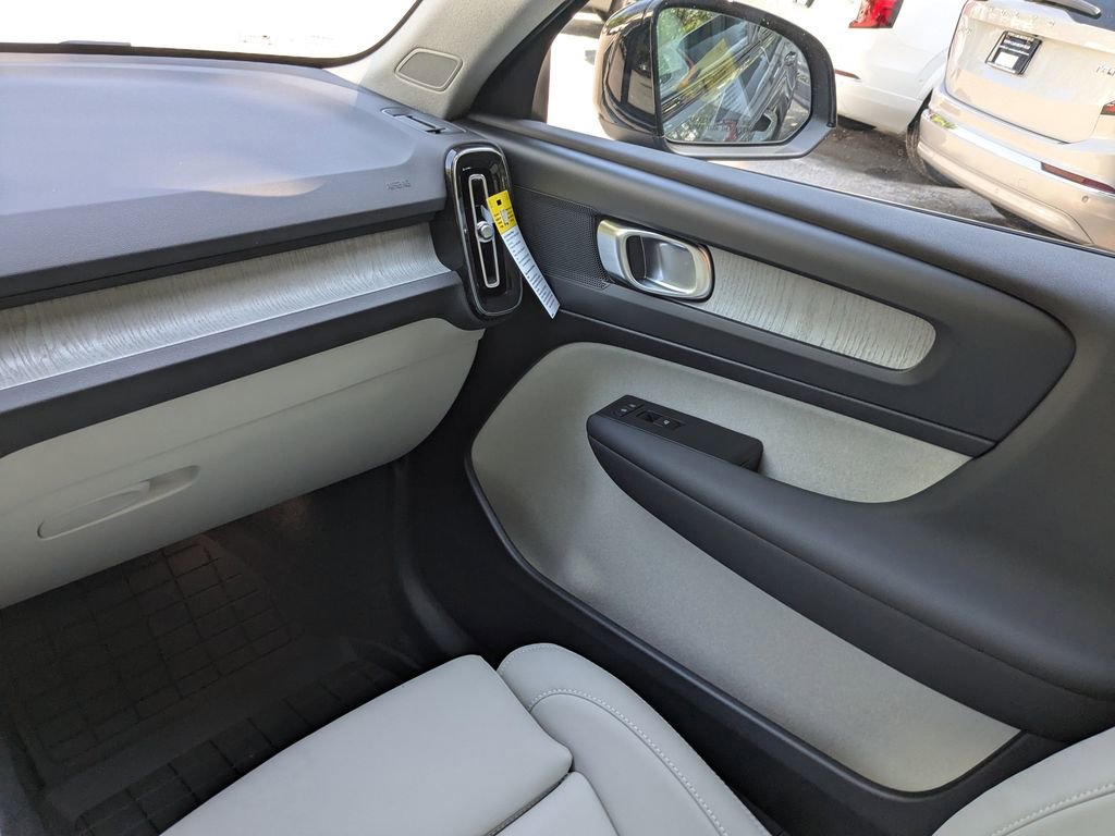 New 2026 Volvo XC40 B4 Plus w/ Climate Package image 17