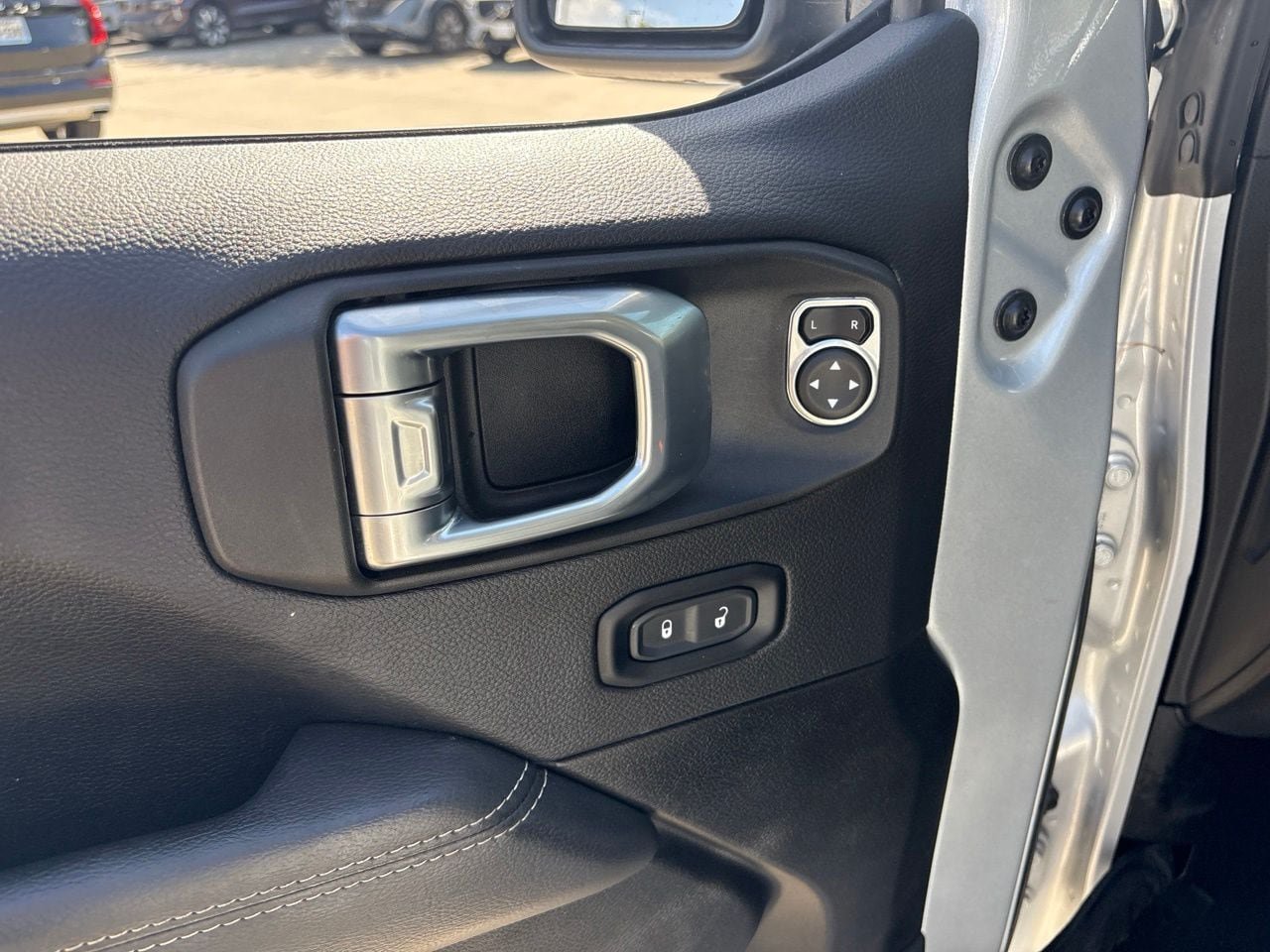 Used 2023 Jeep Wrangler Unlimited Sahara AWD/4WD image 17