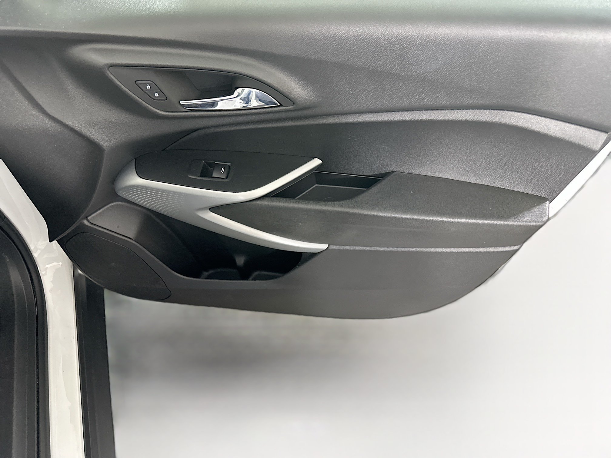 Used 2025 Chevrolet Trax LS FWD image 30