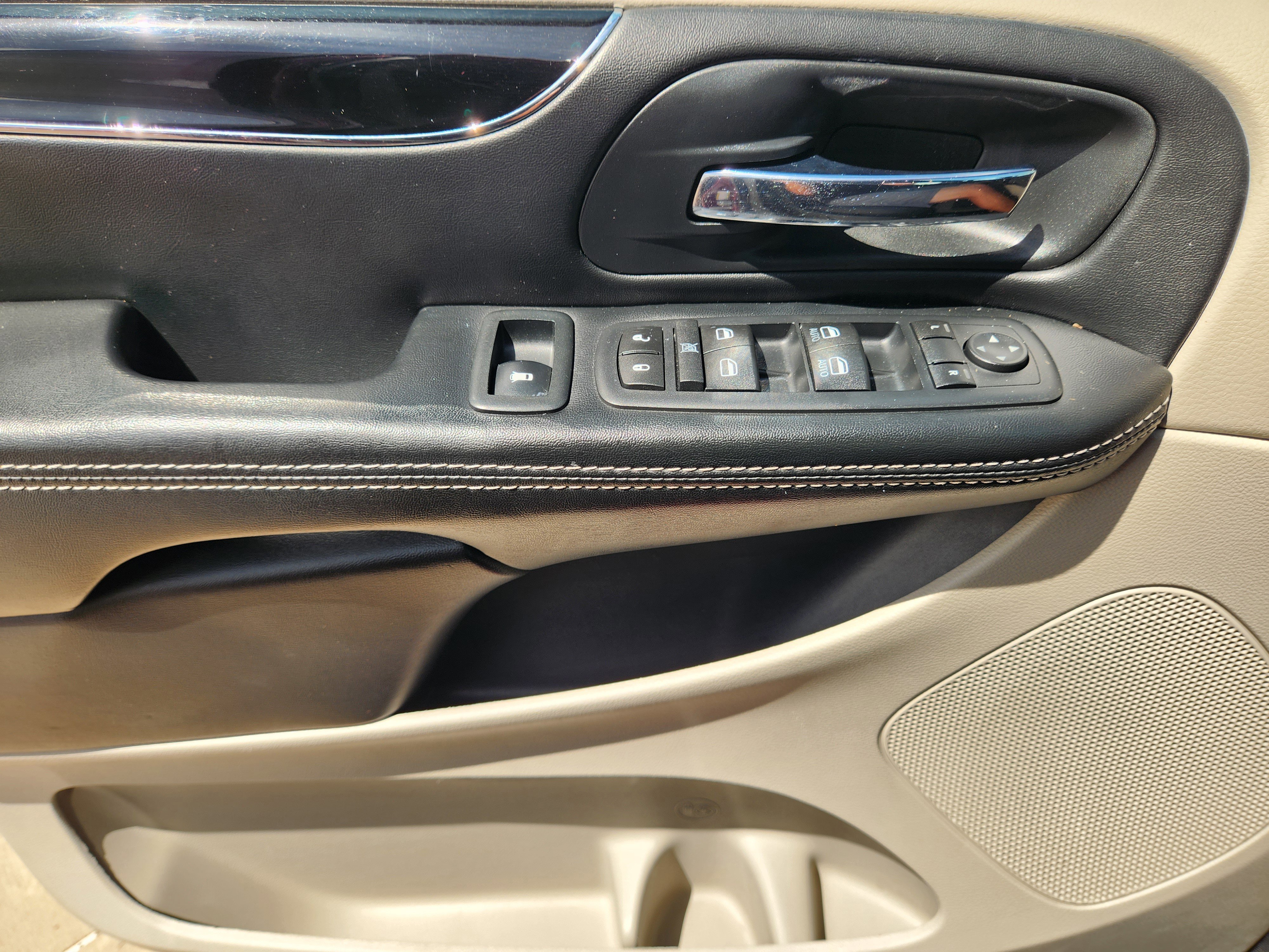 Used 2017 Dodge Grand Caravan SXT image 27