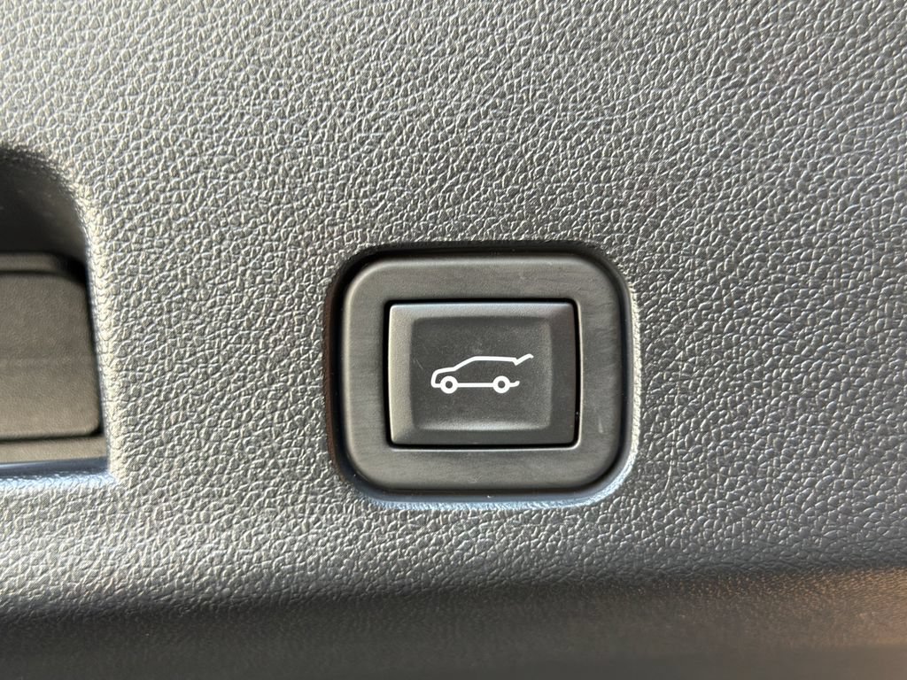 Used 2024 Chevrolet Traverse RS FWD image 39