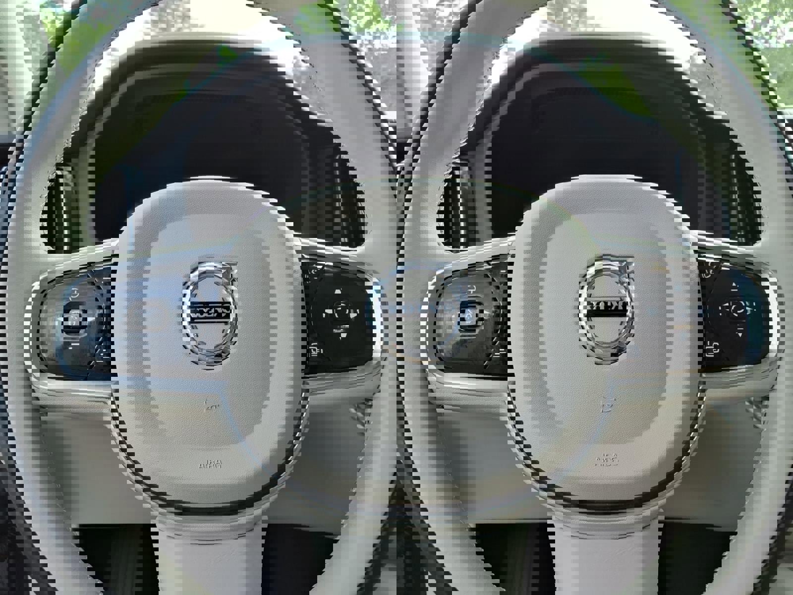 Used 2023 Volvo XC60 B5 Plus image 29