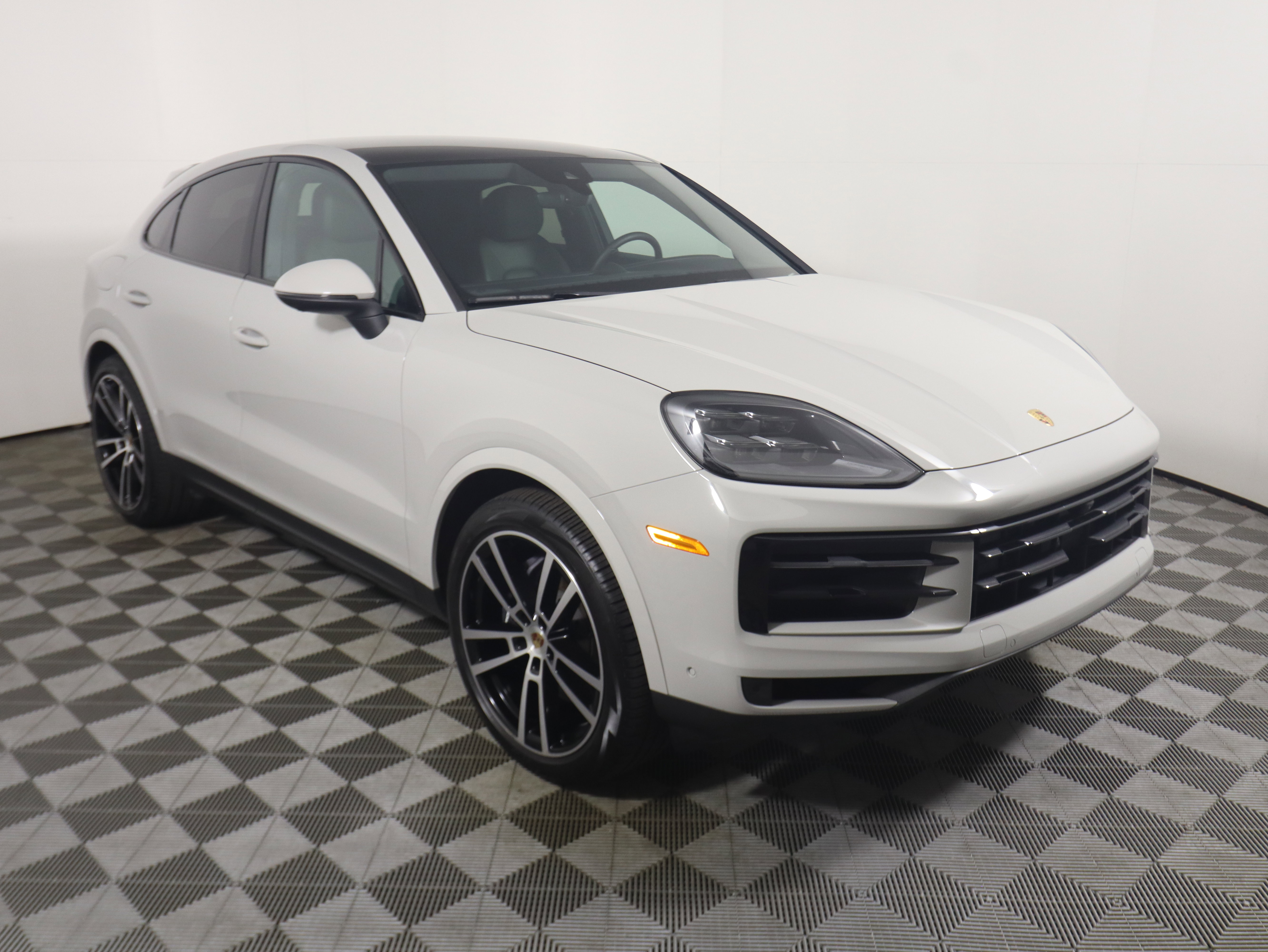 Used 2025 Porsche Cayenne Coupe image 9