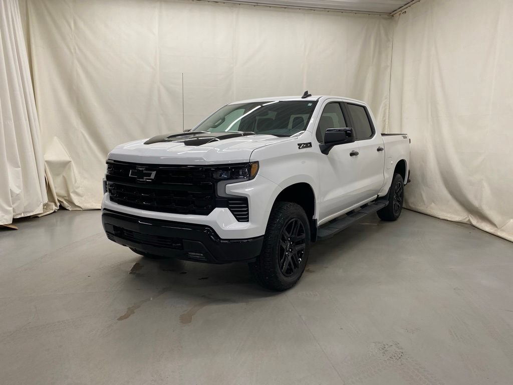 Used 2025 Chevrolet Silverado 1500 LT Trail Boss w/ Dark Appearance Package AWD/4WD image 2