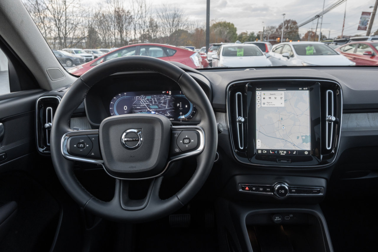 Used 2023 Volvo XC40 B5 Plus image 27