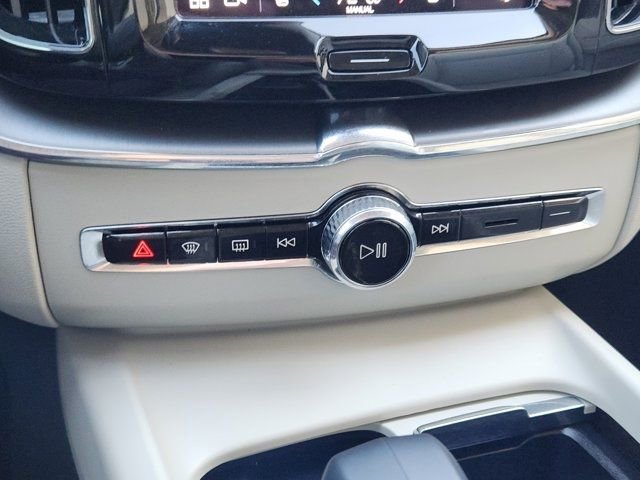 Used 2025 Volvo XC60 B5 Core image 22