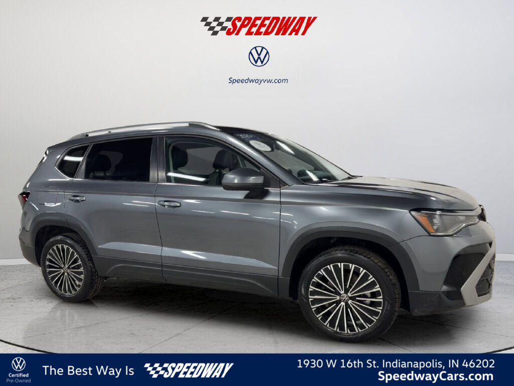 Certified 2025 Volkswagen Taos SE image 1
