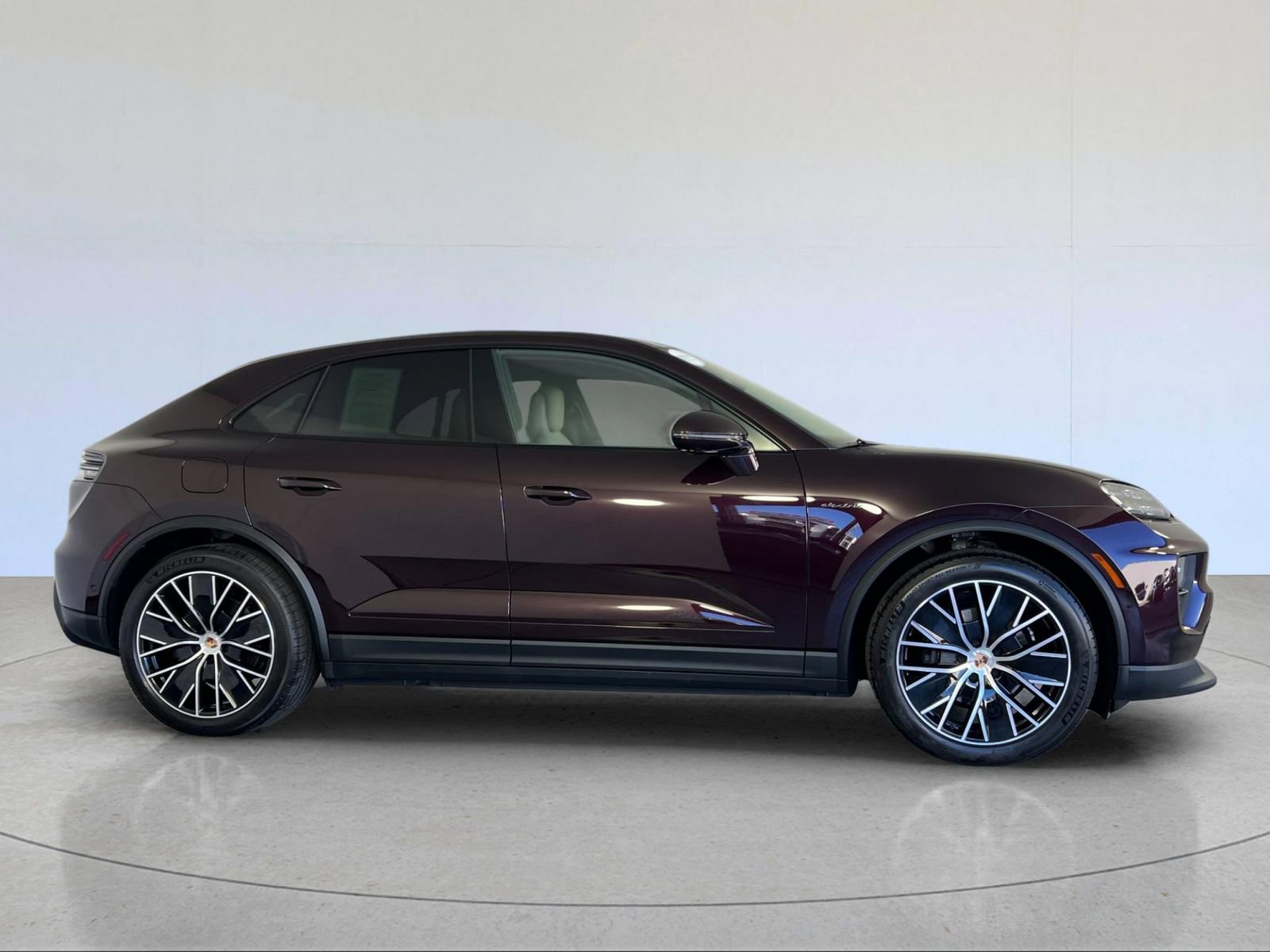 Certified 2025 Porsche Macan Electric image 9