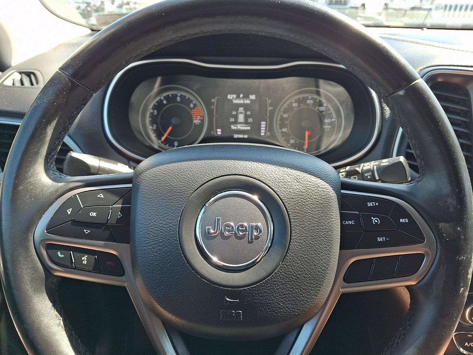 Used 2020 Jeep Cherokee Latitude Plus w/ Cold Weather Group AWD/4WD image 18