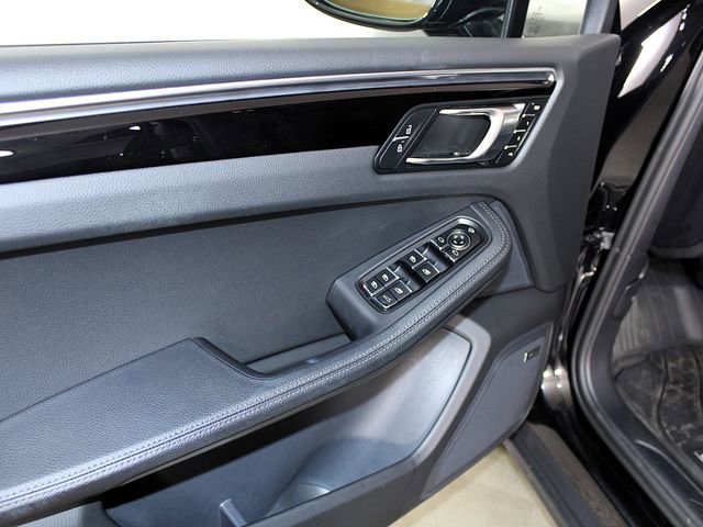 Certified 2024 Porsche Macan image 19