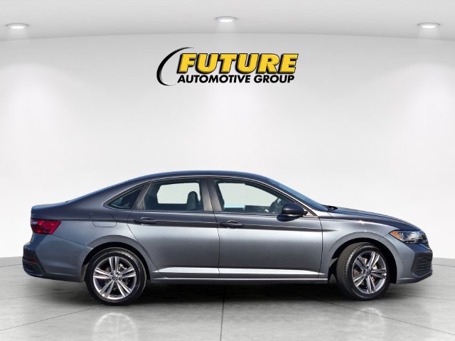 Used 2024 Volkswagen Jetta SE FWD image 3