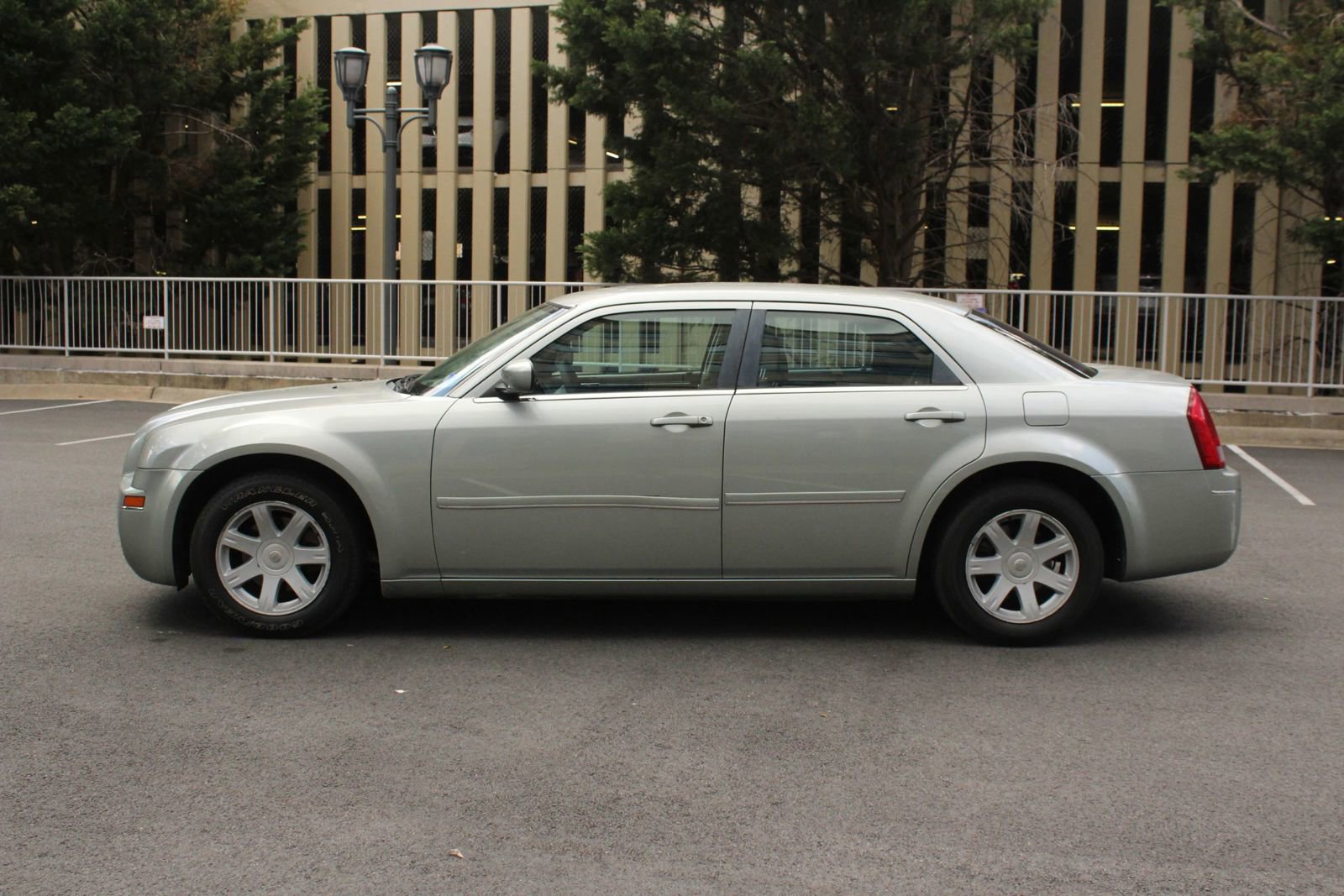 Used 2005 Chrysler 300 Touring RWD image 12