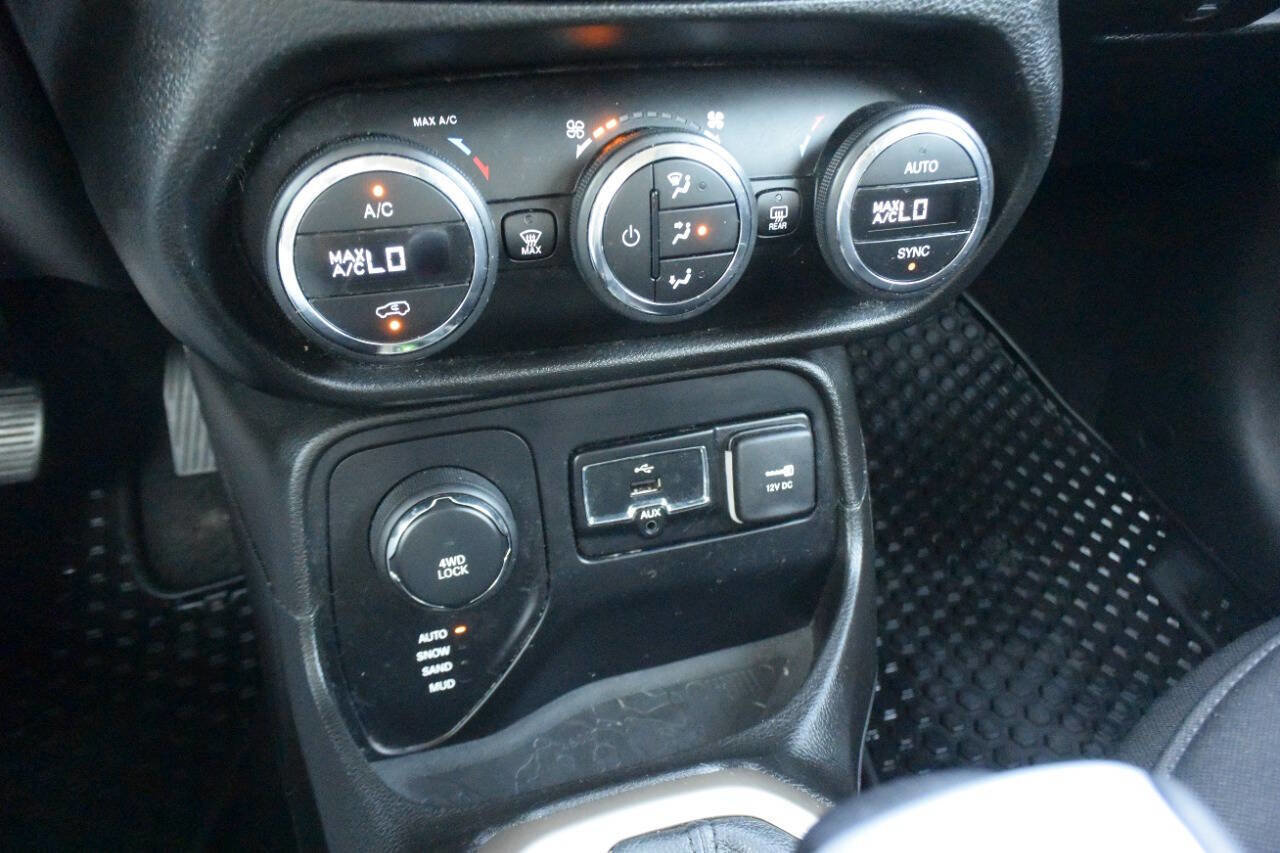 Used 2017 Jeep Renegade Latitude w/ Popular Equipment Group image 24