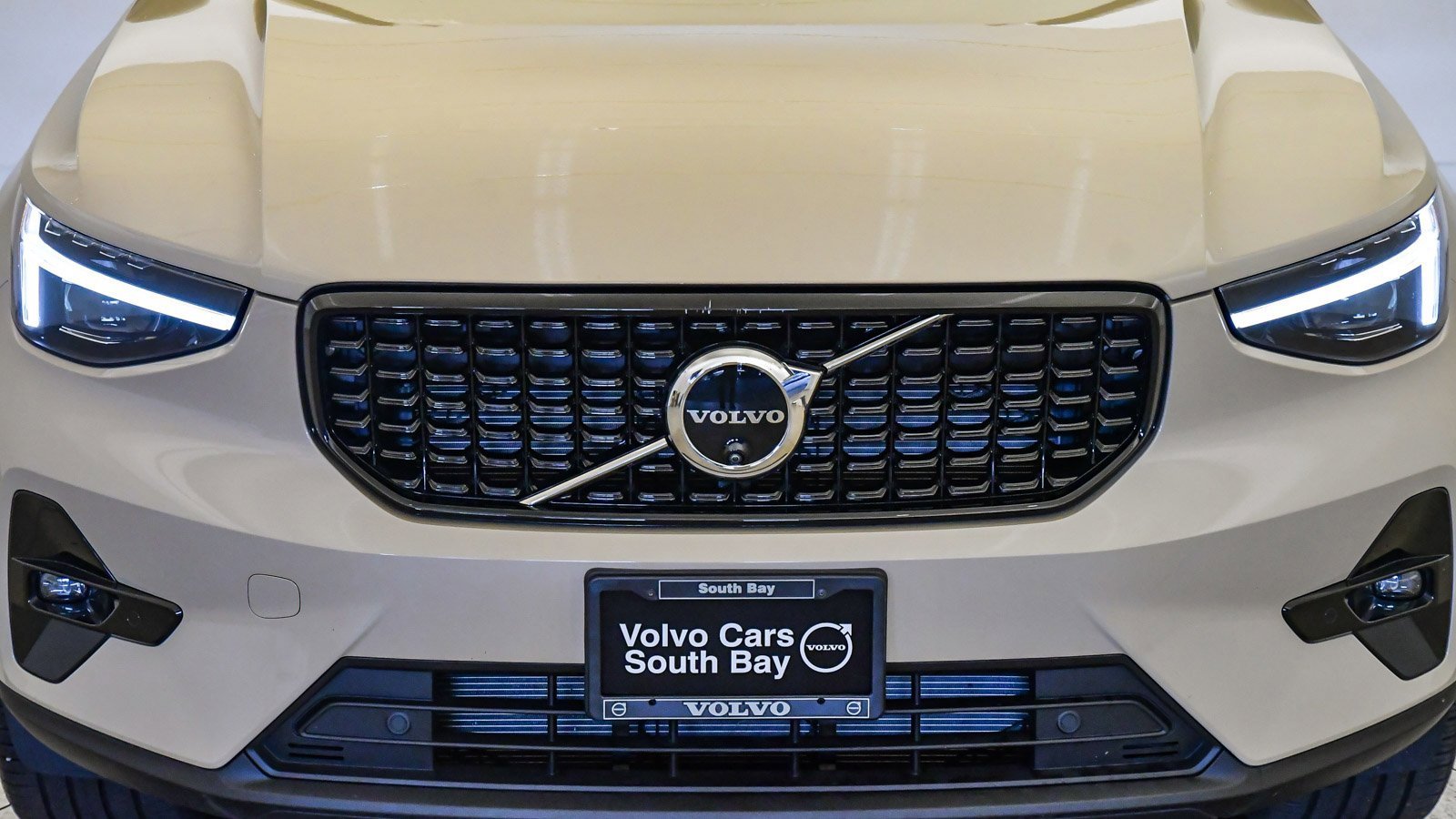 Certified 2025 Volvo XC40 B5 Ultra w/ Climate Package image 7