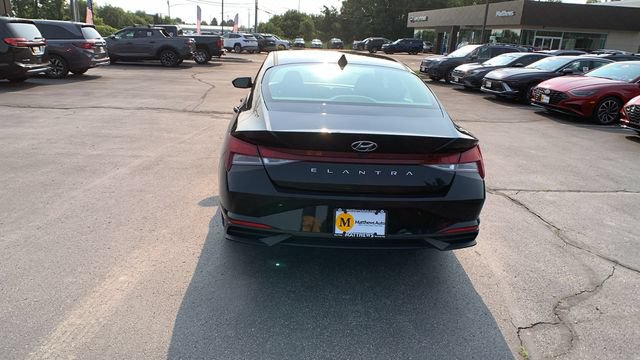 Used 2023 Hyundai Elantra SE FWD image 4