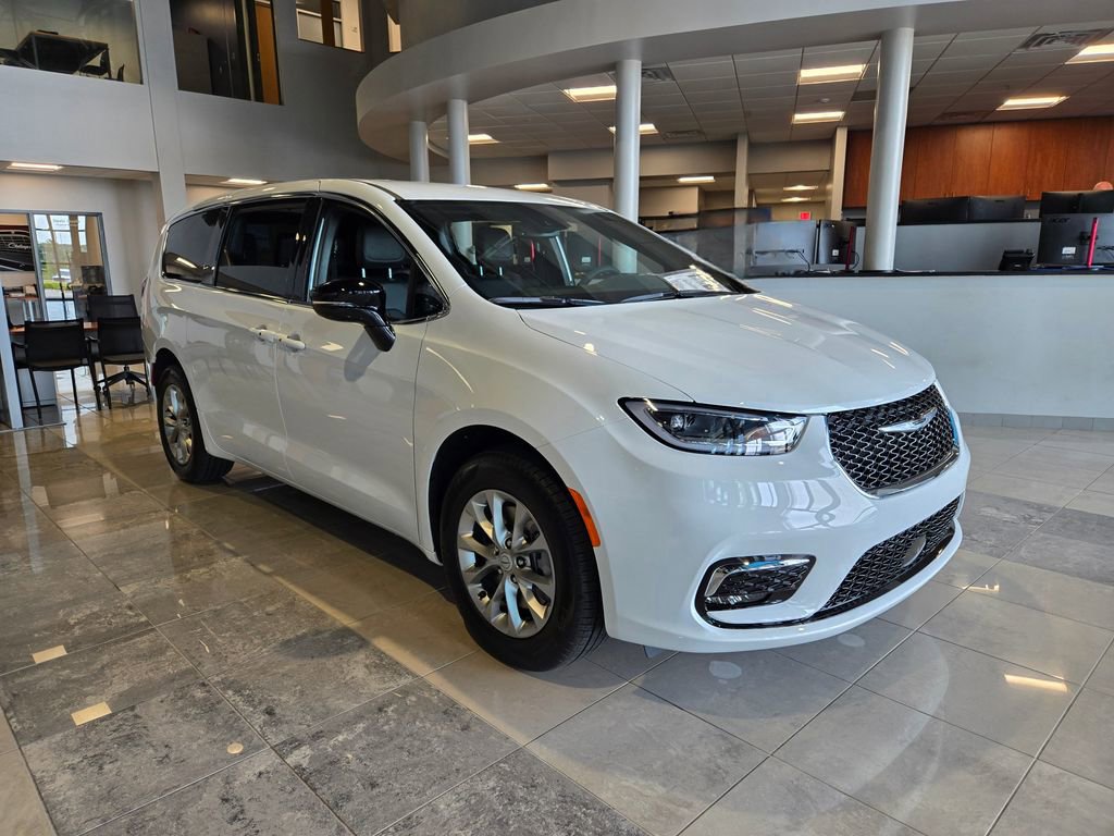 New 2025 Chrysler Pacifica Select w/ Uconnect Theater Family Group