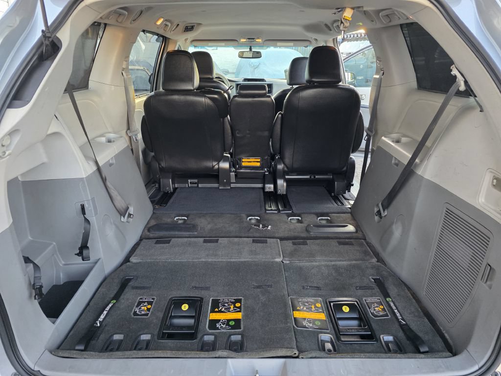Used 2014 Toyota Sienna SE FWD image 28