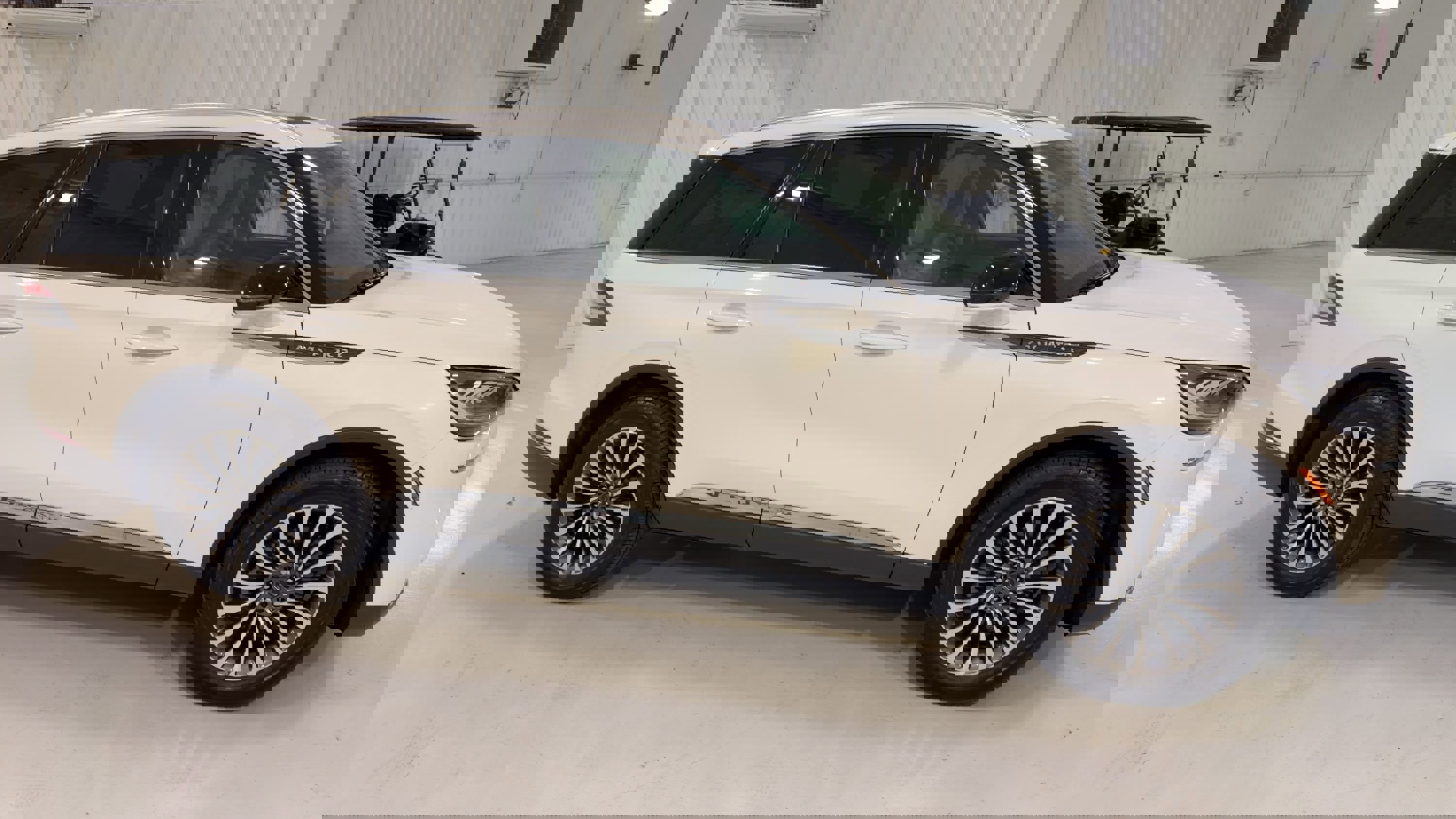 Used 2023 Lincoln Aviator AWD w/ Premium Package image 2