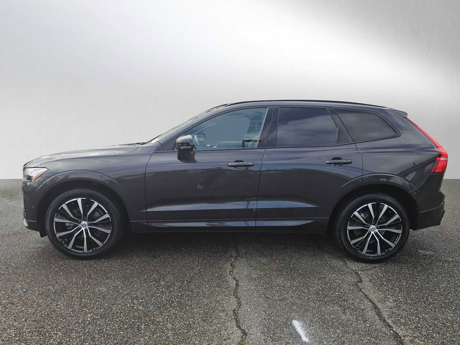 Certified 2025 Volvo XC60 B5 Plus image 6