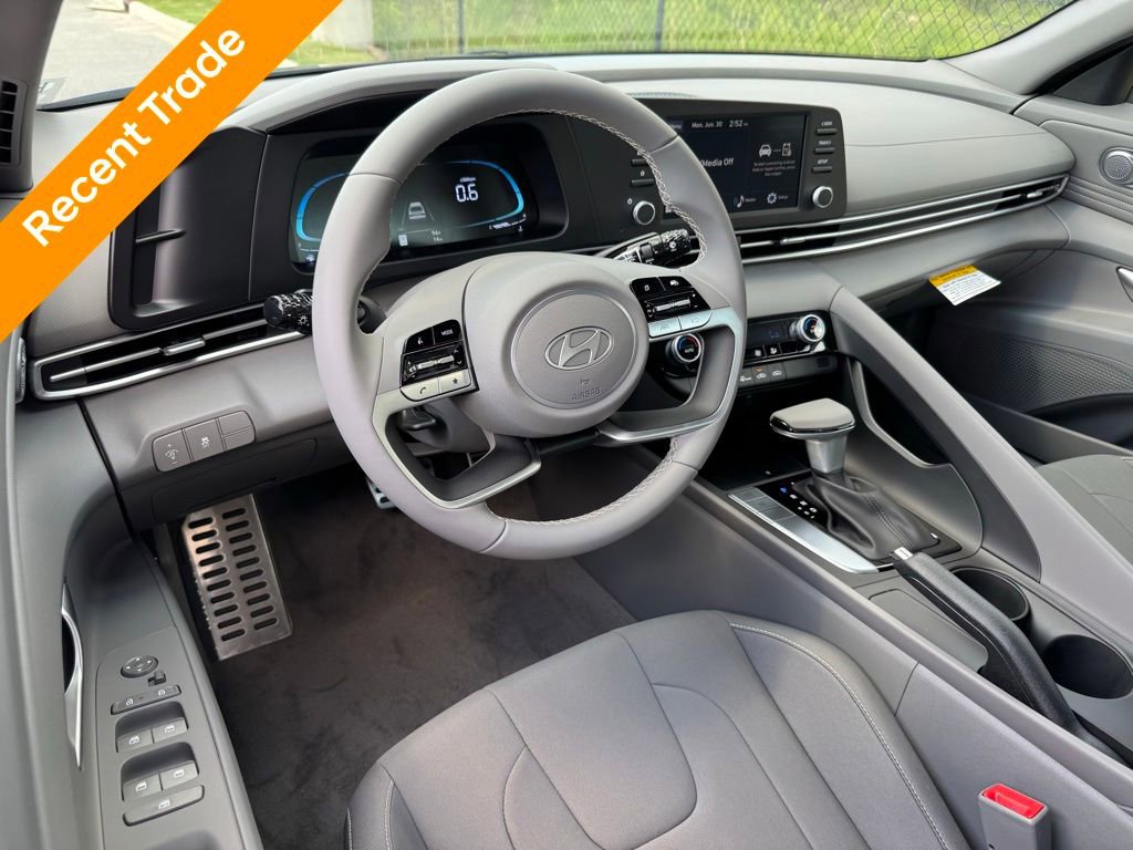 Used 2025 Hyundai Elantra Sport image 2