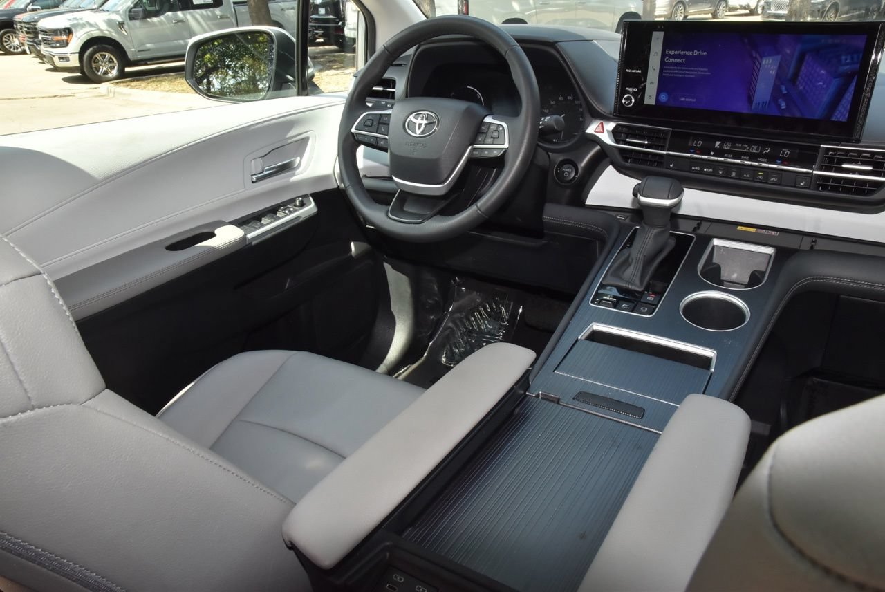 Used 2025 Toyota Sienna XLE FWD image 16