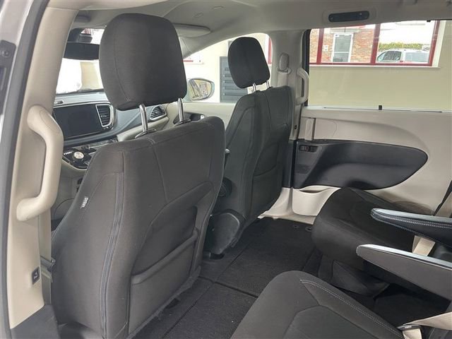 Used 2021 Chrysler Pacifica Touring image 26