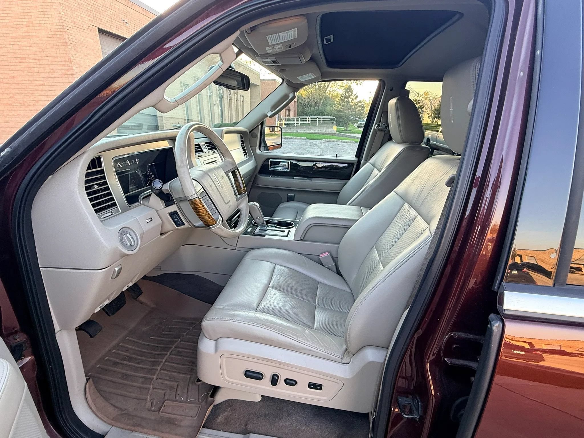 Used 2010 Lincoln Navigator 4WD image 10